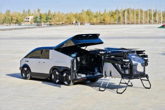 “陆地航母”分体式飞行汽车在敦煌进行自动分离演示。新华社发