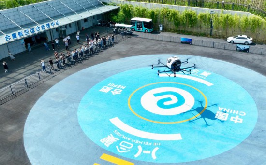 一架电动垂直起降飞行器在安徽合肥骆岗公园演示飞行（无人机照片）。新华社记者周牧 摄